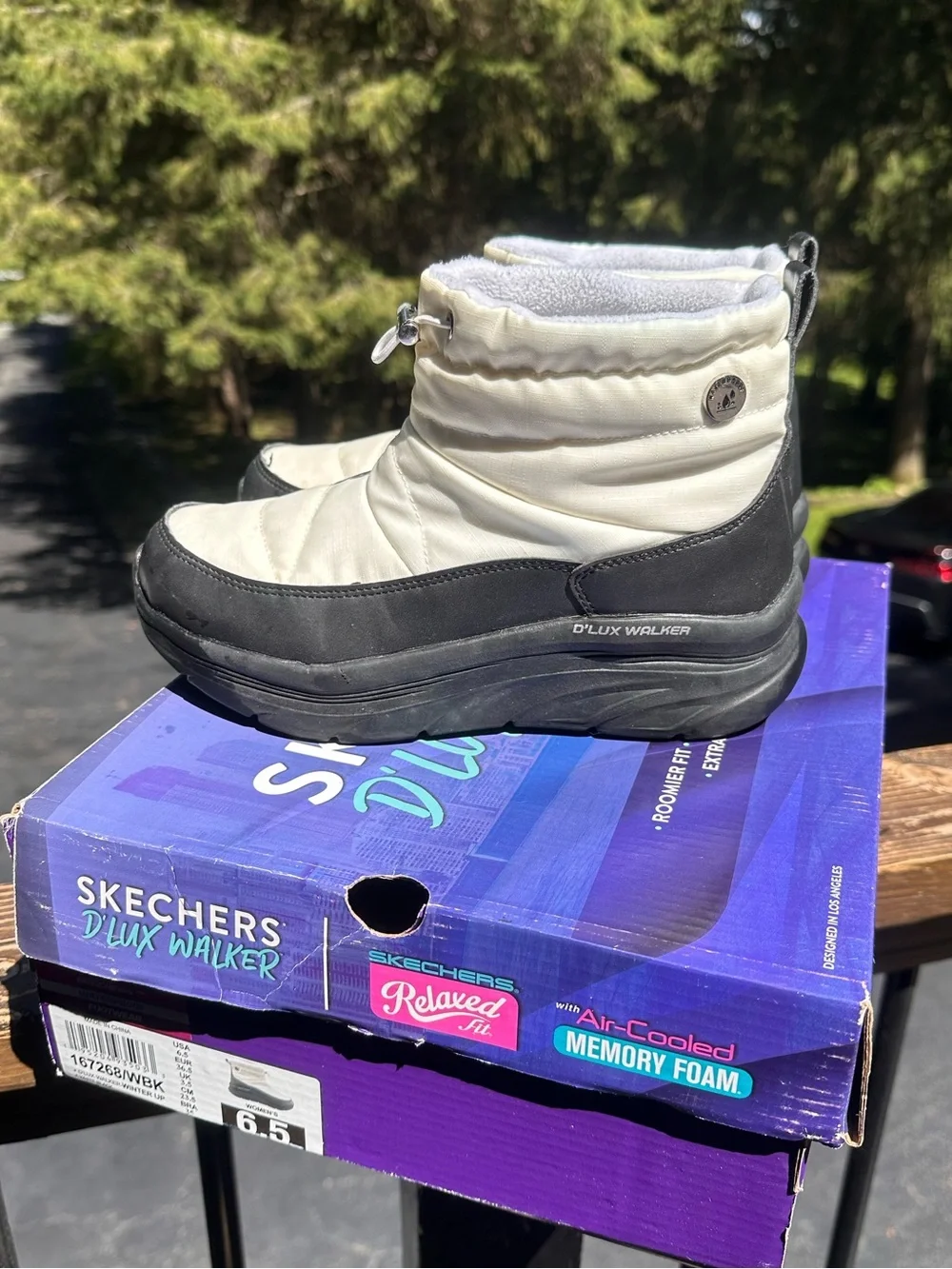 Skechers D'LUX Walker Women's Cream and Black Winter Boot